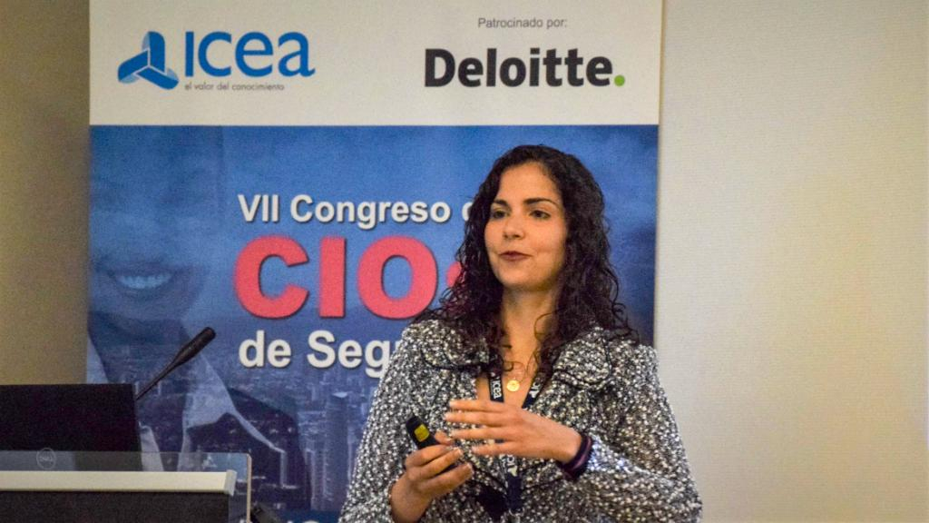 PARA SEGUIRLE DE CERCA